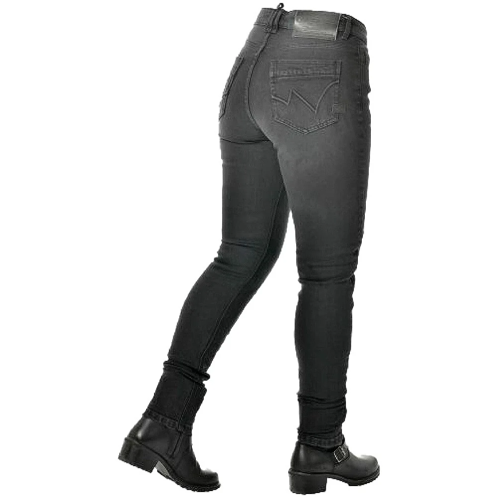 JESSY ÜBER DEN LADY BLACK OVERLAP JESSY PANTS